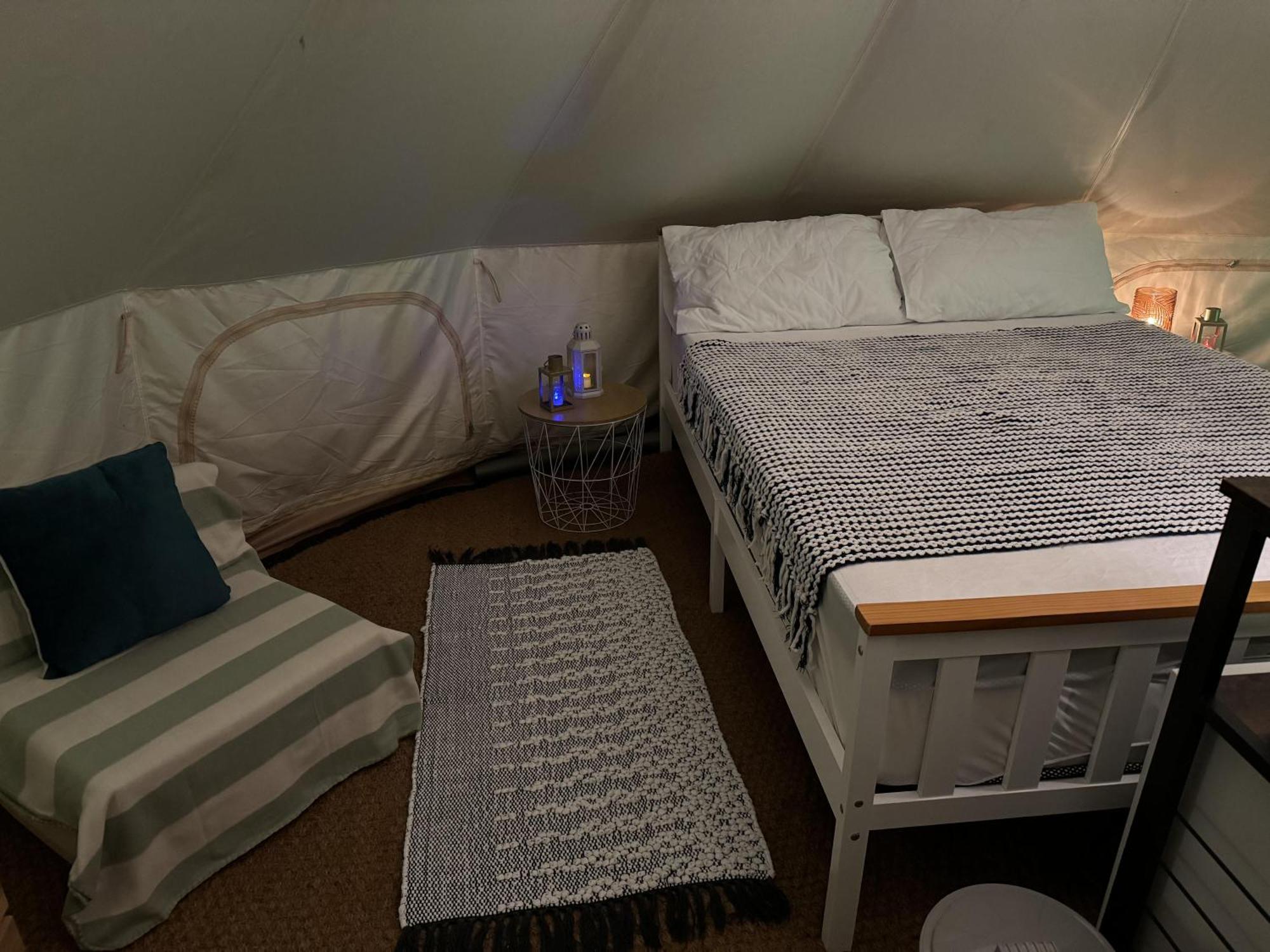 Spacious Bell Tent At Herigerbi Park Lincolnshire Villa Grantham Buitenkant foto