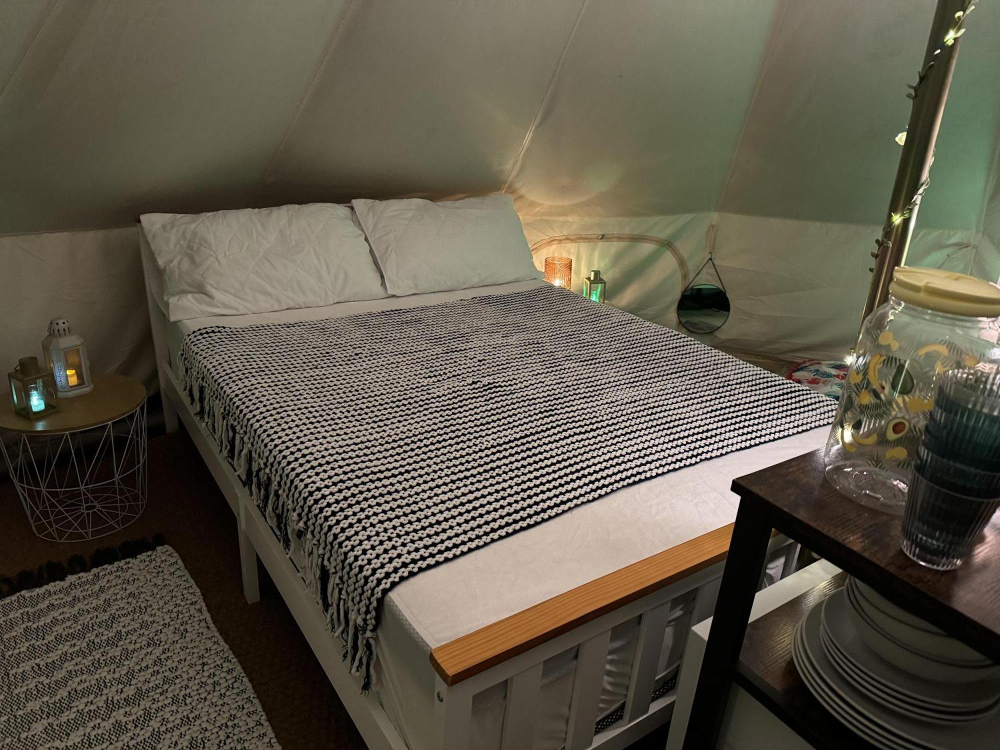 Spacious Bell Tent At Herigerbi Park Lincolnshire Villa Grantham Buitenkant foto